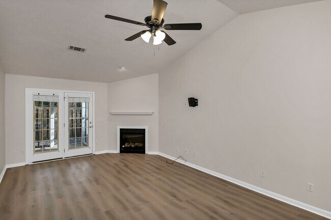 Building Photo - Charming End-Unit Patio Home Minutes from the Heart of Lexington