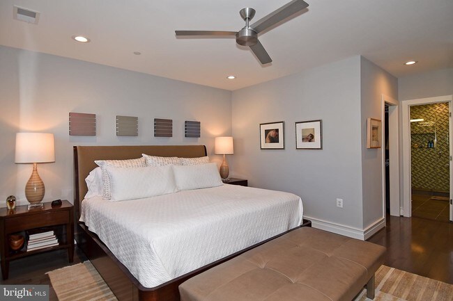 Building Photo - 1121 G St NE