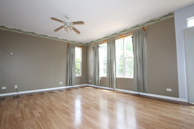 Building Photo - 24313 White Oak Dr