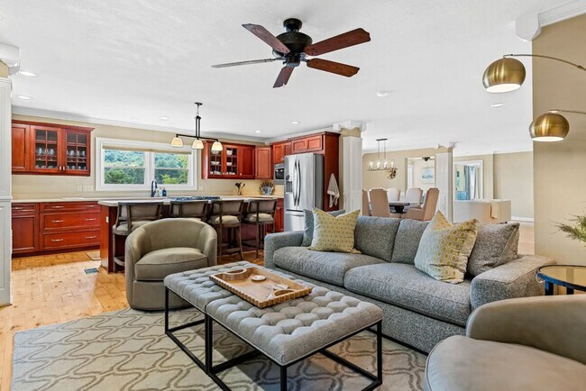 Foto del edificio - 422 Crooked Creek Rd