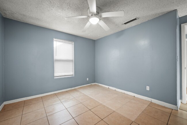 Foto del edificio - 304 Bernard Rd