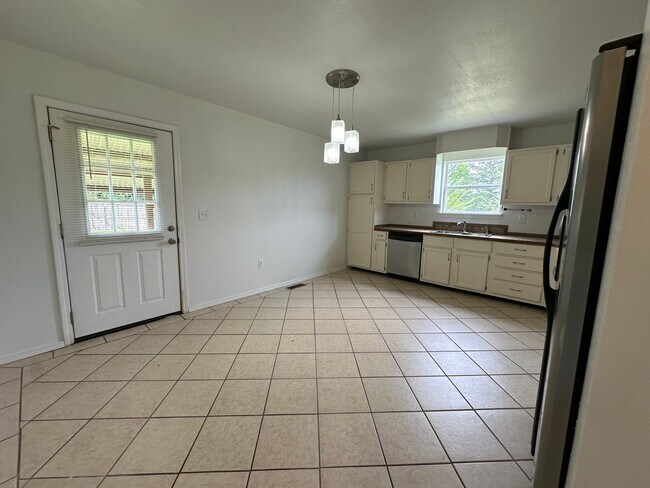 Foto del edificio - Come take a look at this updated house out...