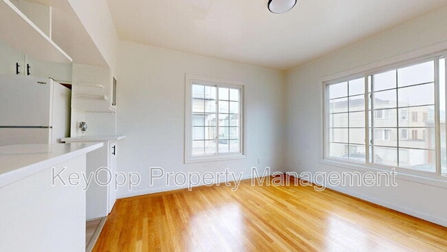 Building Photo - 2337 Judah St