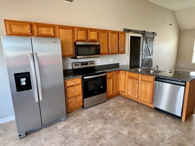 Foto del edificio - 3 Bed 2 Bath with Bonus in North Blackman Area