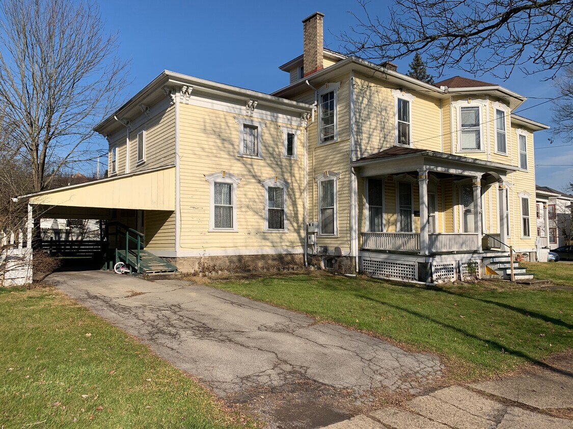 301 N Franklin St, Titusville, PA 16354 Townhome Rentals in