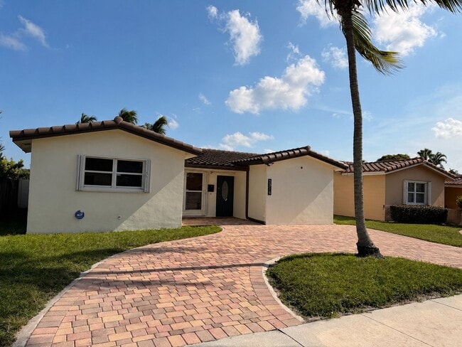 Photo - 5316 Taft St (Hollywood, FL) House