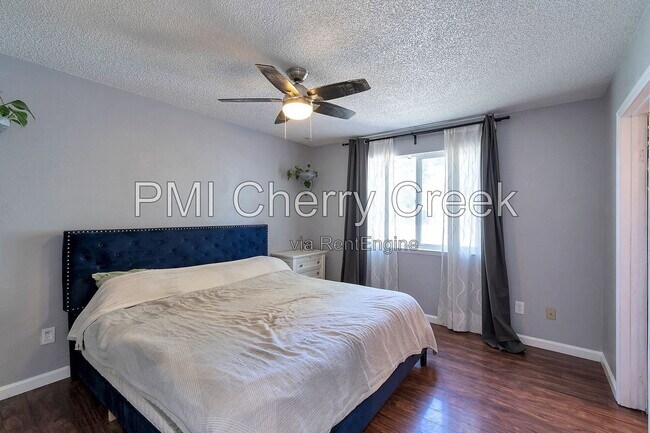 Foto del edificio - 4891 S Holland Ct