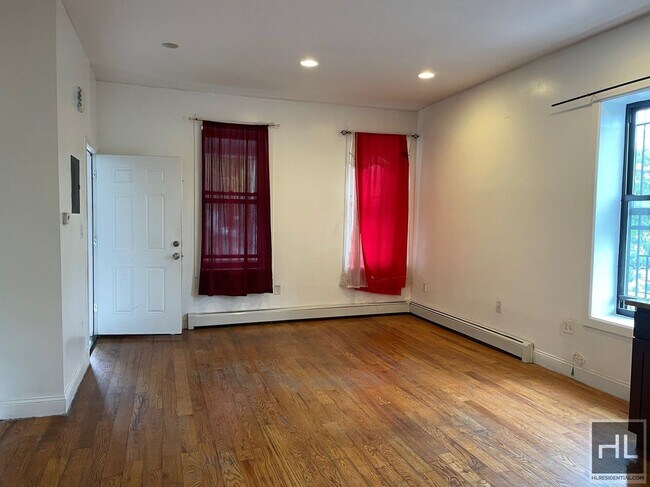 Foto del edificio - VERY BRIGHT & SPACIOUS 2 BEDROOMS w /2 BAT...