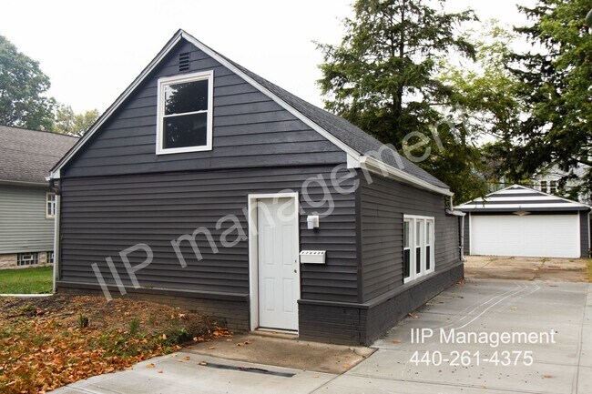 Building Photo - Cozy Small House with 2 Beds & 1 Bath