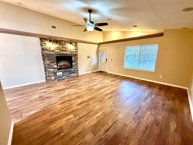 Foto del edificio - Beautiful 3-Bedroom Home with Solar!—Near Hualapai Mountain Rd