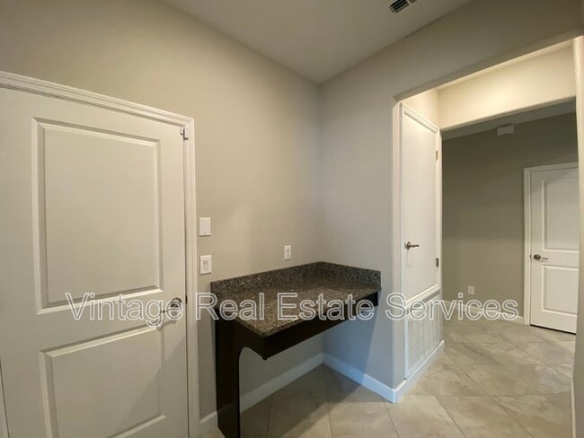 Foto del edificio - 10049 Victory Gallop Loop