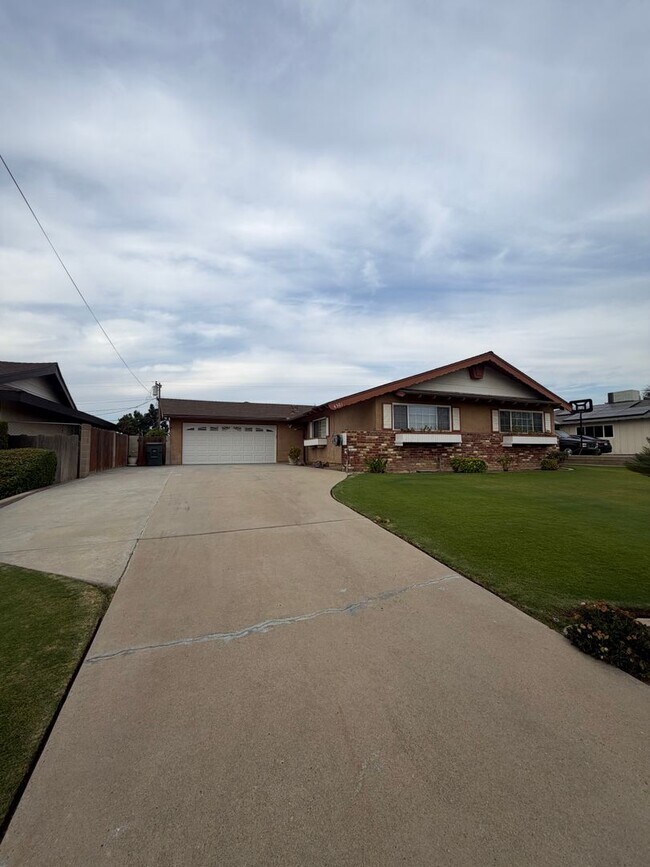 Foto del edificio - 4301 Skye Dr
