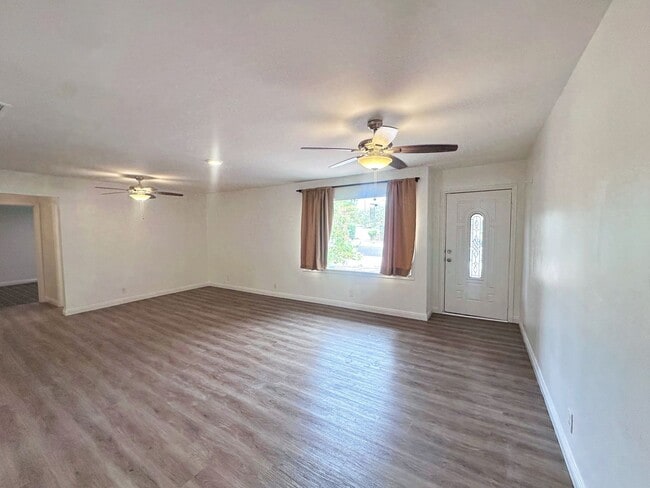 Building Photo - 812 Bracken Ave