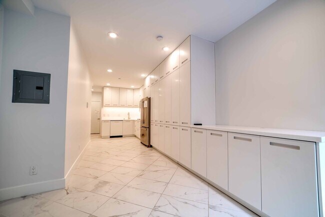 Building Photo - SOMA Studio, Private Patio, Hybrid Workpla...