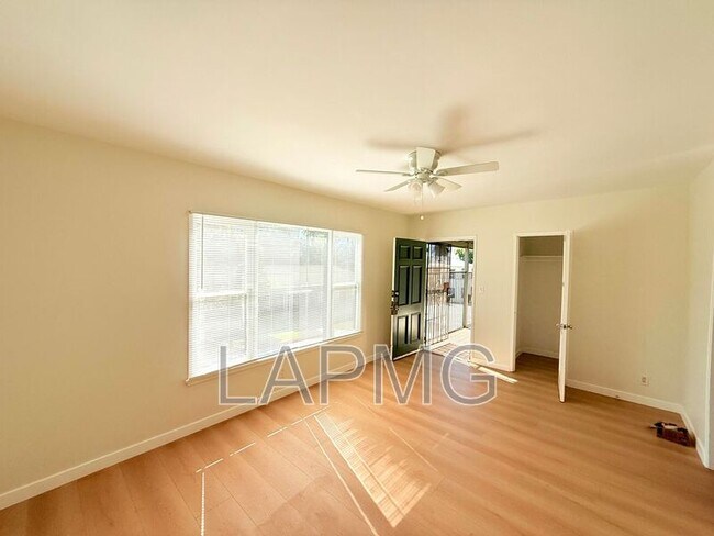 Foto del edificio - 363 E Washington Blvd