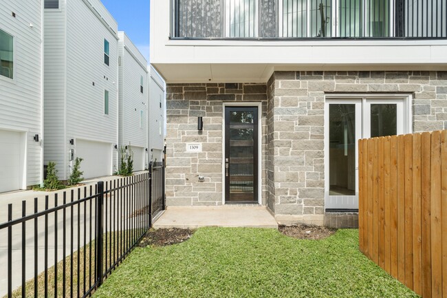 Foto del edificio - 1309 Rosewood St