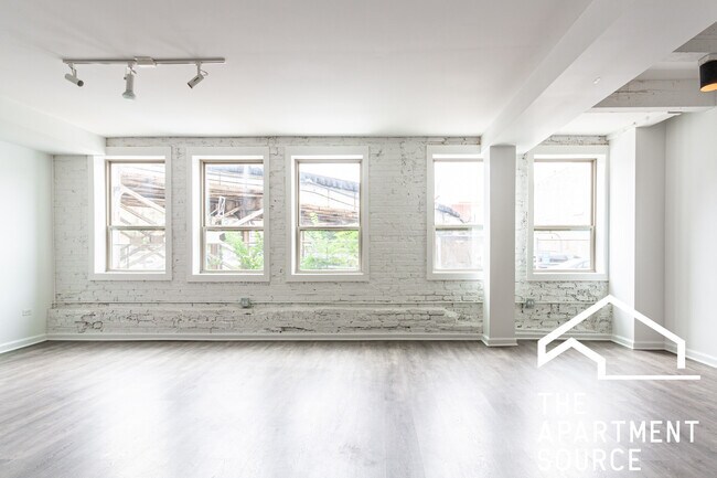 Building Photo - 932 W Dakin St