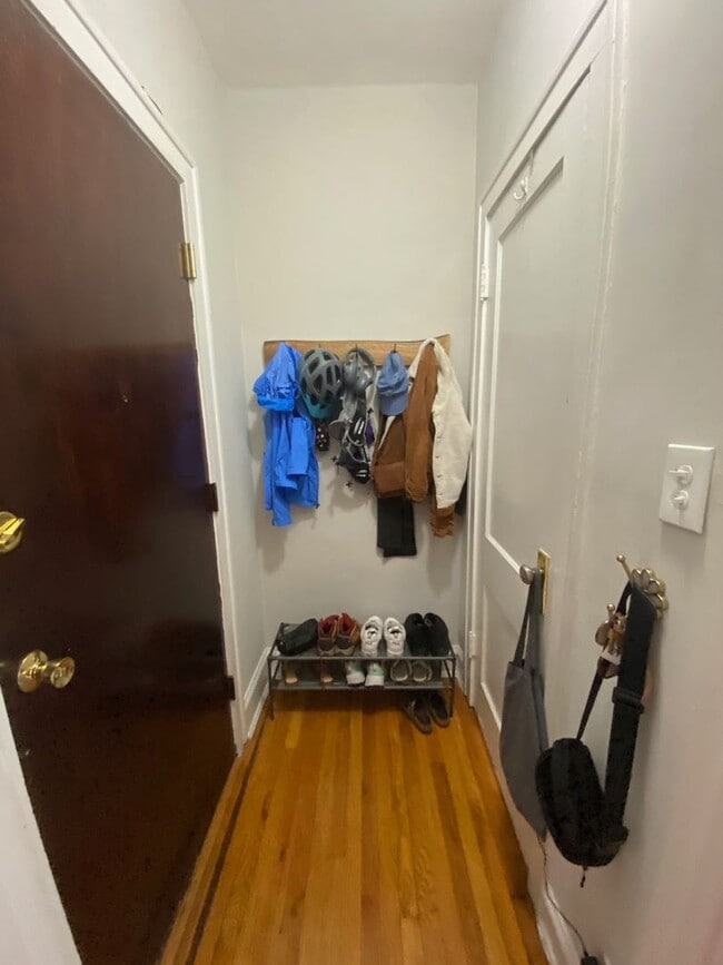 Building Photo - Evanston studio with separate kitchen! Hea...