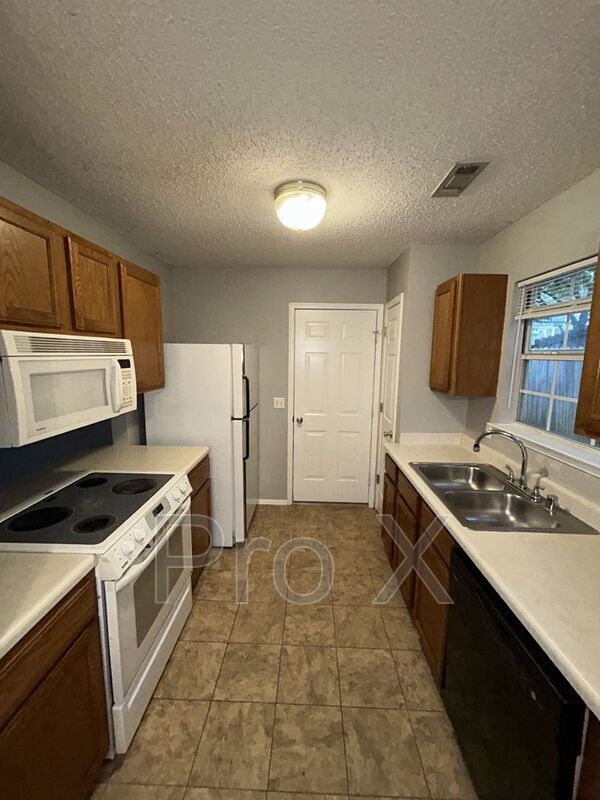Building Photo - 3220 W Woodridge Dr