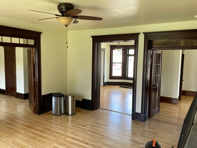 Vista de la sala de estar 1 - 821 N Oneida St
