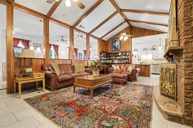 Foto del edificio - 14140 Hillcrest Rd