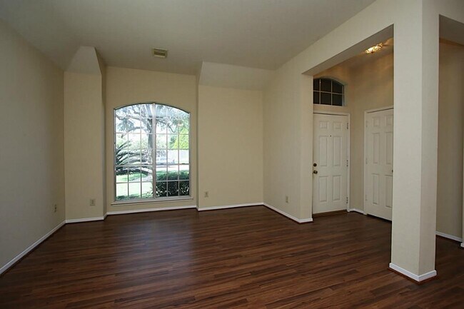 Building Photo - 9815 N Villa Dr