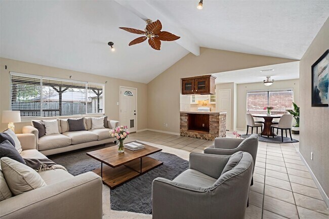 Foto del edificio - 14154 Whispering Palms Dr