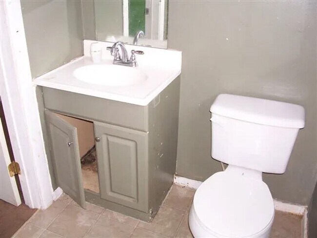 Building Photo - Fenced in Yard-3 Bed 1 Bath House!