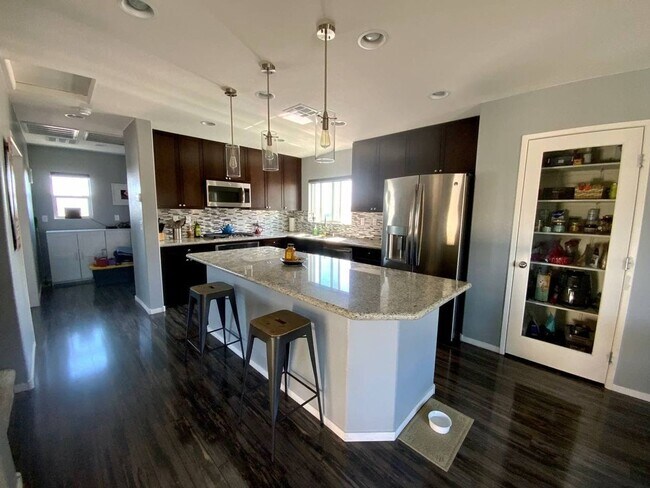 Building Photo - UNIQUE MODERN 3 STORY, 2BED, 3BATH WITH A ROOFTOP DECK!