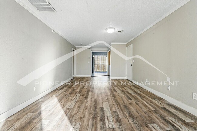 Foto del edificio - Spacious 3-Bedroom Home with Modern Features and Private Yard
