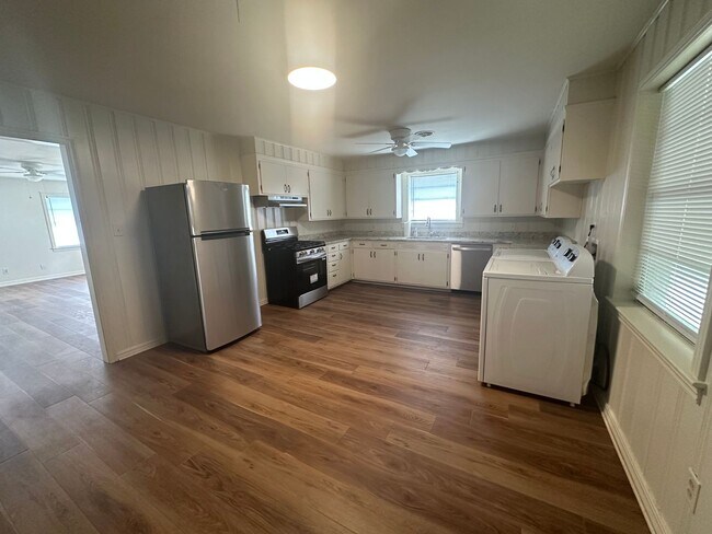 Building Photo - Welcome to this charming 2-bedroom, 1-bath...