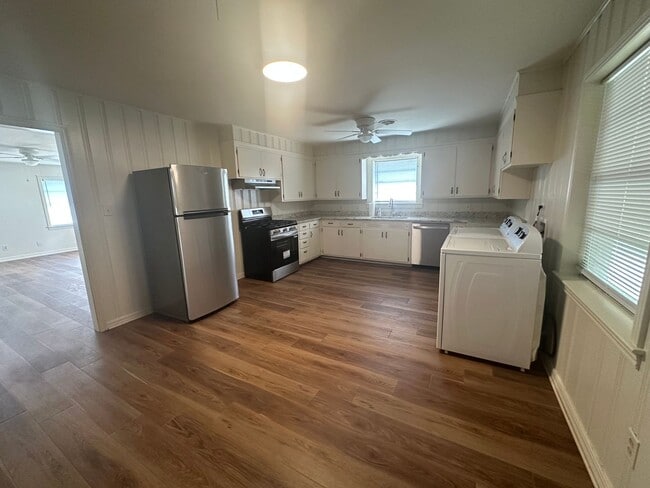 Foto del edificio - Welcome to this charming 2-bedroom, 1-bath...