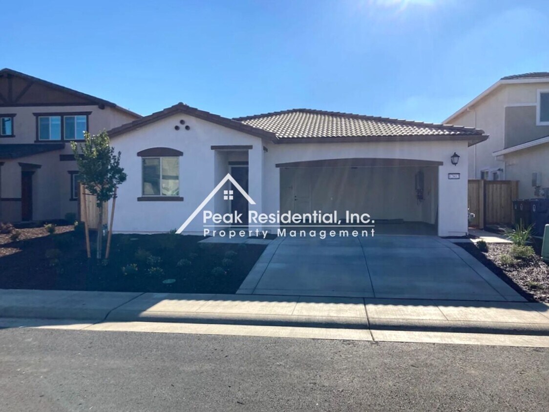 Primary Photo - Newer 4bd/2ba Home with 2 Car Garage
