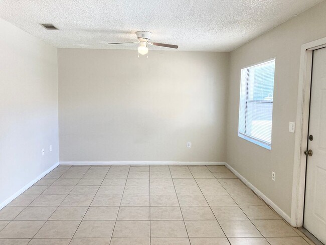 Foto del edificio - 2 Bedroom, 1 bath apartment for rent