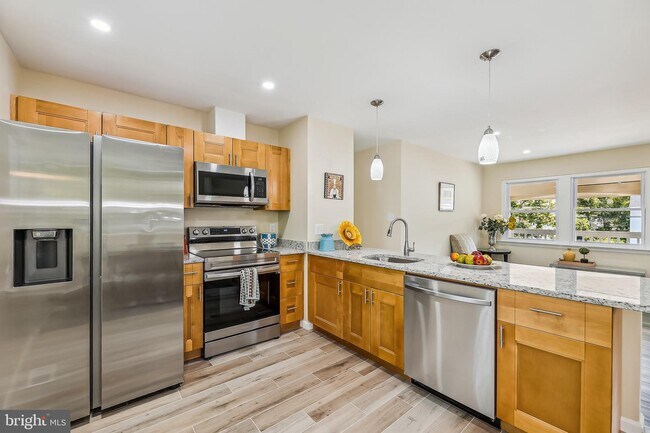 Foto del edificio - 7309 Beverly Park Dr