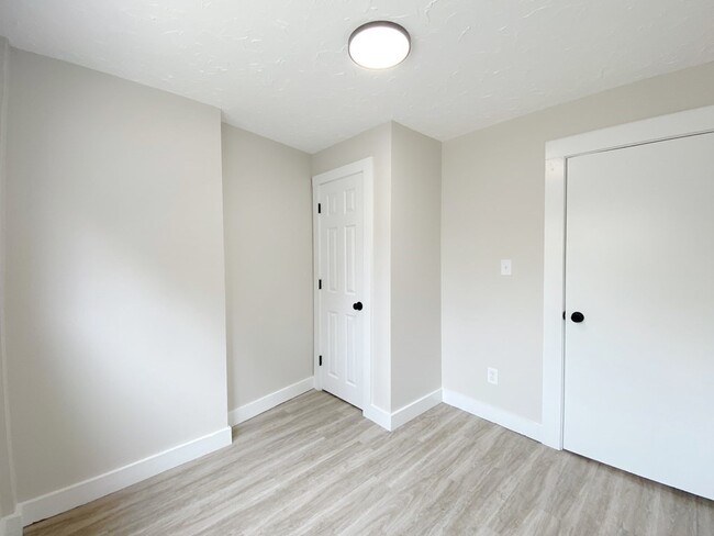 Building Photo - 186 Chelsea St