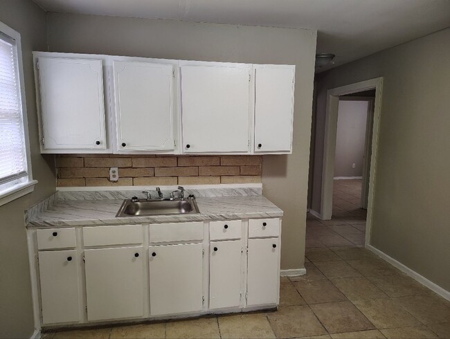 Foto del edificio - A rare find - 2 bathrooms! Move-in special...