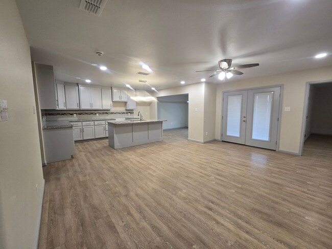 Building Photo - Spacious 3/2/2 Home with Modern Finishes a...