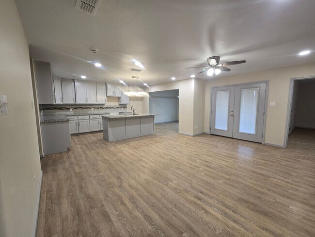 Foto del edificio - Spacious 3/2/2 Home with Modern Finishes a...