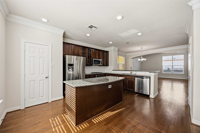 Foto del edificio - 6363 Fairdale Ln