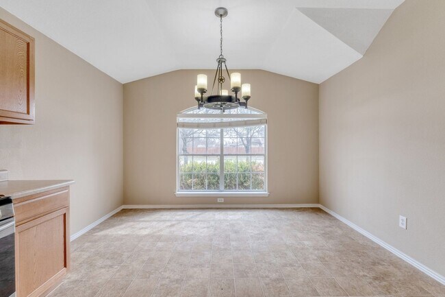 Foto del edificio - Elegant 4 Bedroom, 2 Bath Single Story Ret...