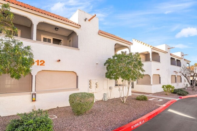 Building Photo - 2 Bedroom Condo!