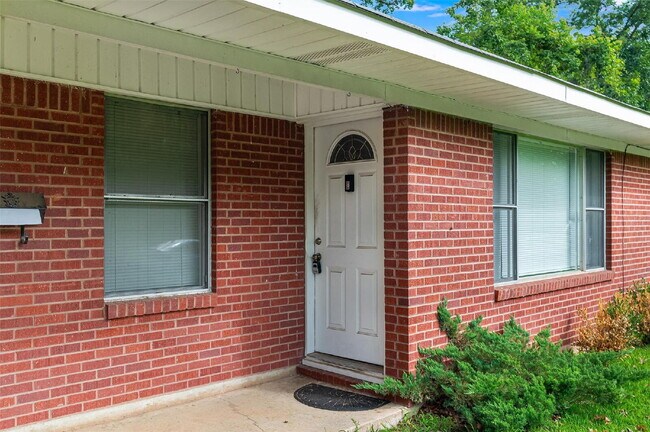Building Photo - "Charming 3-Bedroom Bossier City Home with Gleaming Hardwood Floors!"