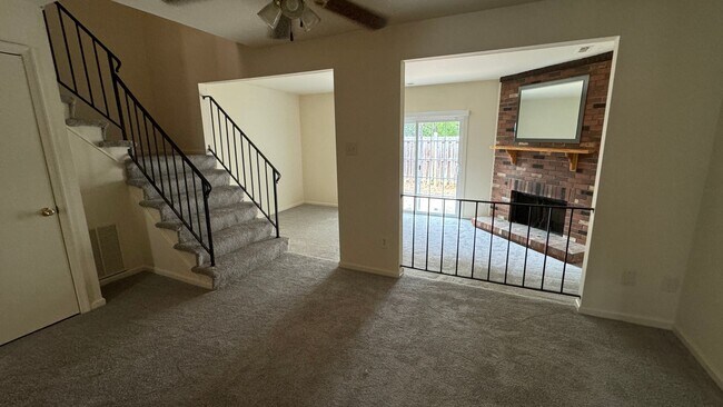 Building Photo - Spacious Townhome in Heritage Hills at Rai...