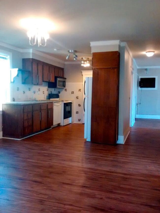 Main floor kitchen - 3915 S Edmunds St