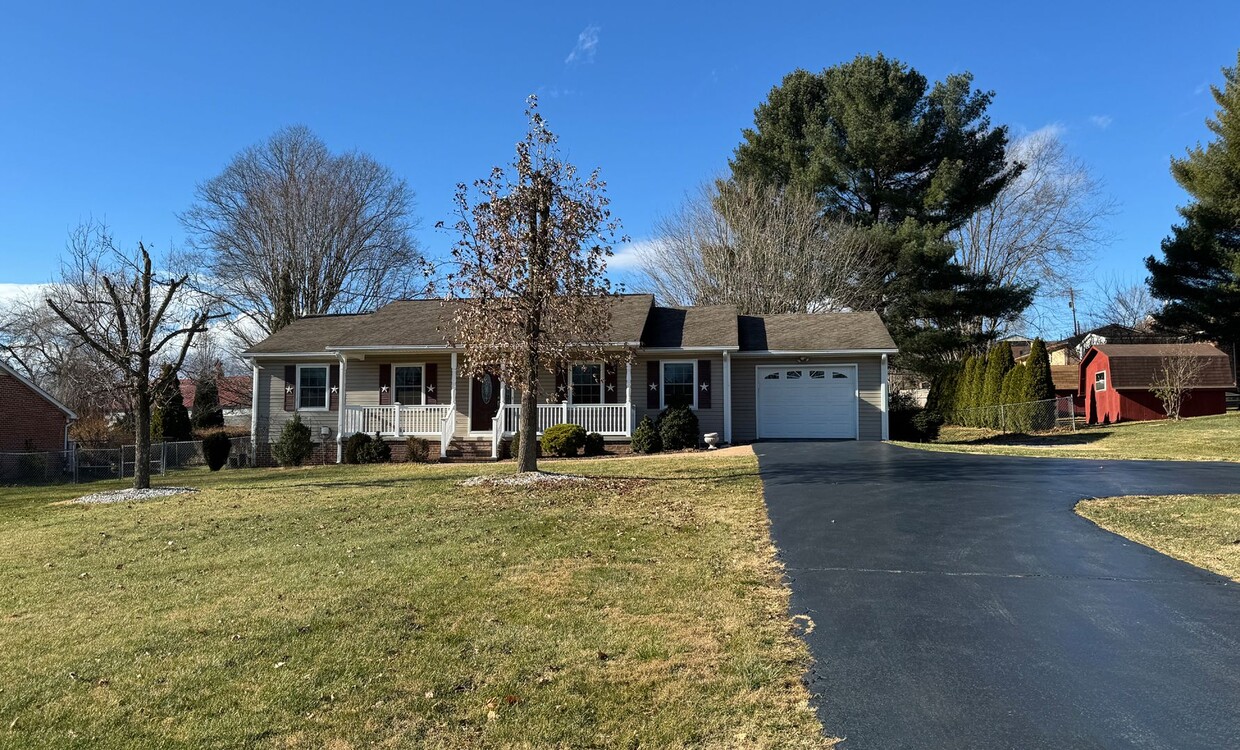 Primary Photo - Verona Home with Large Yard and Close to E...