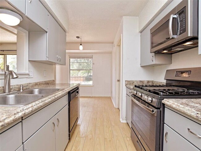 Building Photo - 2103 Falcon Hill Dr