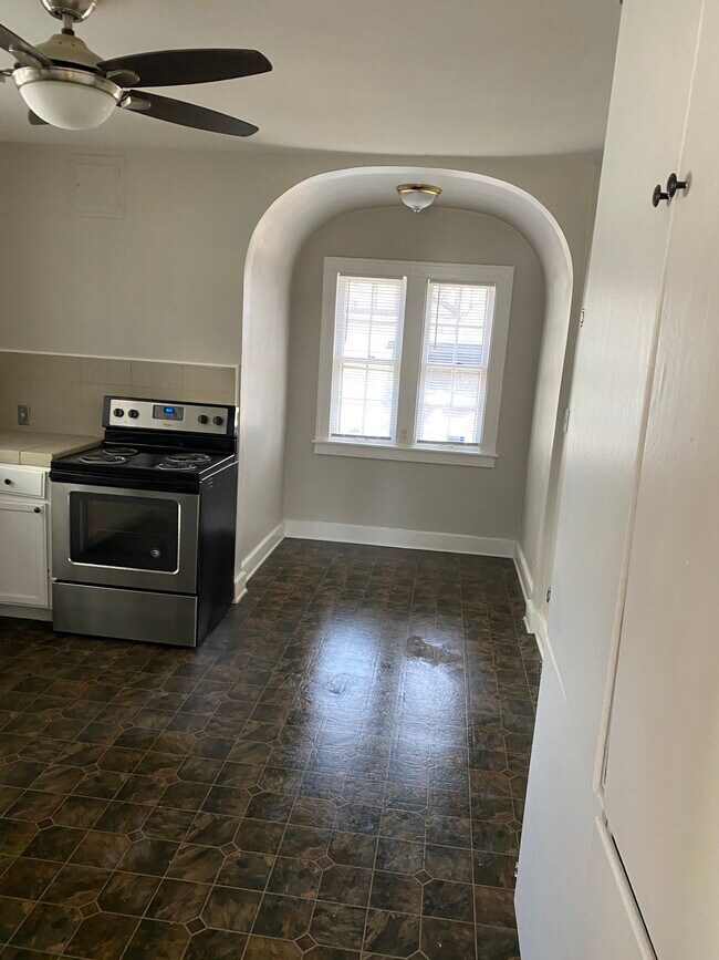 Building Photo - 74 E Iroquois Rd