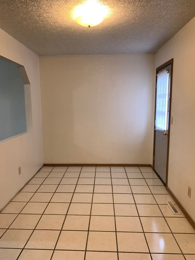 Building Photo - Finished Walk Out Basement and Fenced Back...