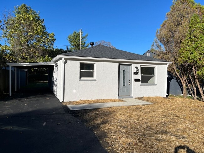 Foto del edificio - **REMODELED 2-BEDROOM HOME w/ CARPORT IN B...